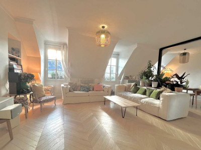 Appartement cosy à Paris 130 m² avec projecteur